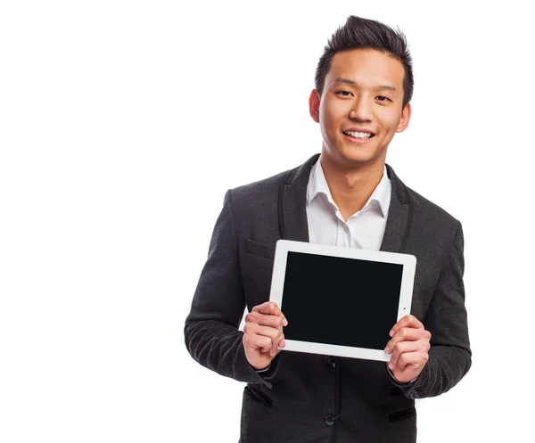 Jovem asiático homem segurando tablet — Fotografia de Stock