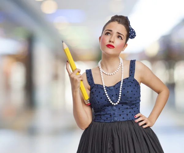 Pin-up Frau hält Bleistift — Stockfoto