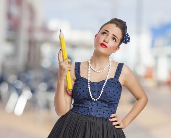 Pin-up Frau hält Bleistift — Stockfoto