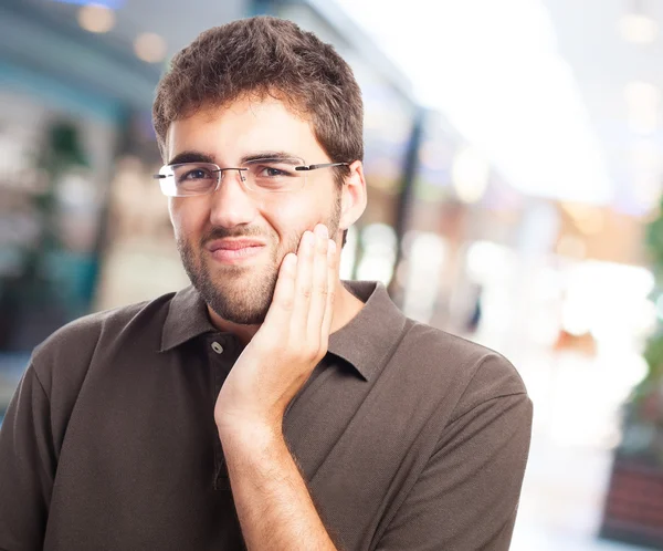 Homme souffrant de maux de dents — Photo