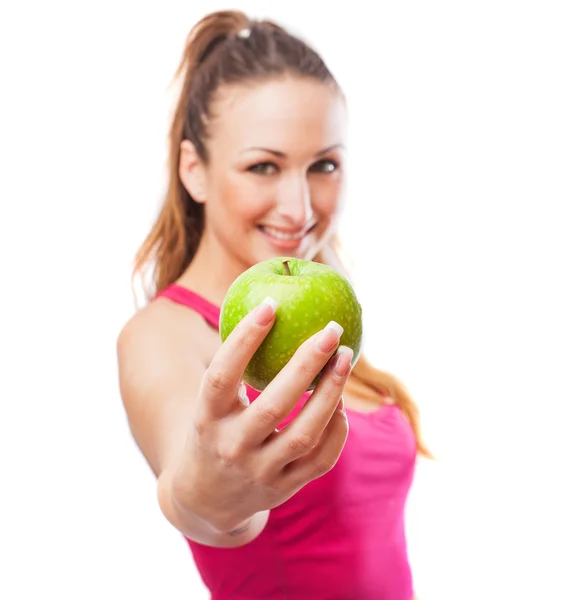 Mujer joven mostrando manzana — Foto de Stock