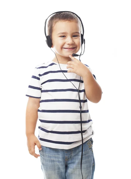 Niño pequeño hablando con auriculares — Foto de Stock