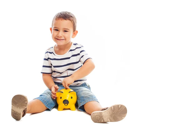 Pequeño niño sosteniendo alcancía — Foto de Stock