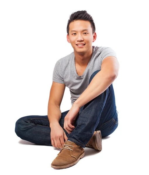 Asiatiska man poserar sittande — Stockfoto