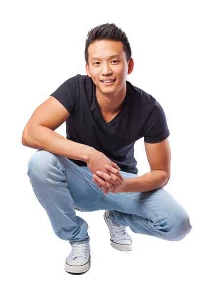 Asiatische Mann posiert sitzend — Stockfoto
