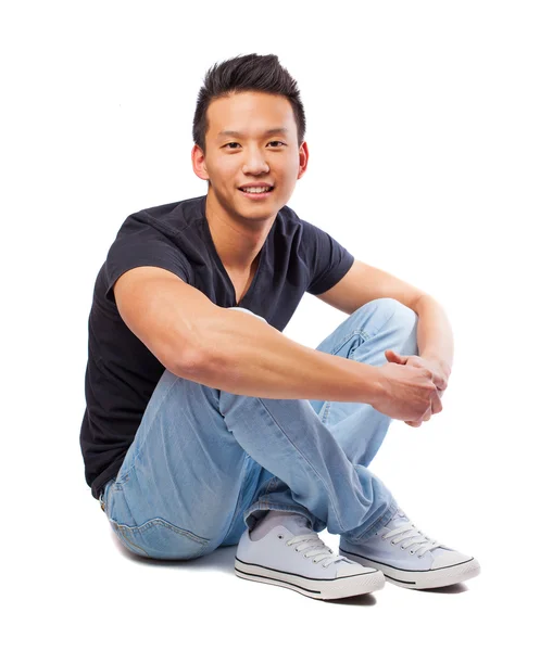 Asiatische Mann posiert sitzend — Stockfoto