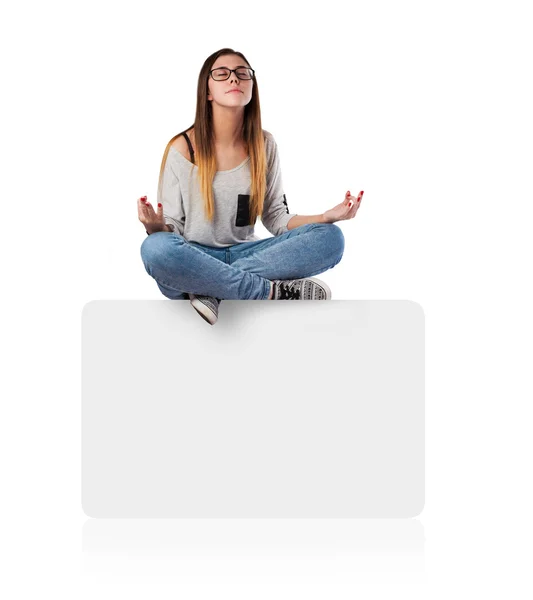Jovem mulher meditando — Fotografia de Stock