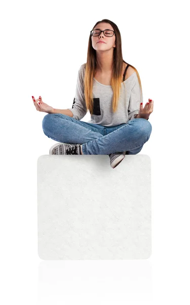 Giovane donna meditando — Foto Stock