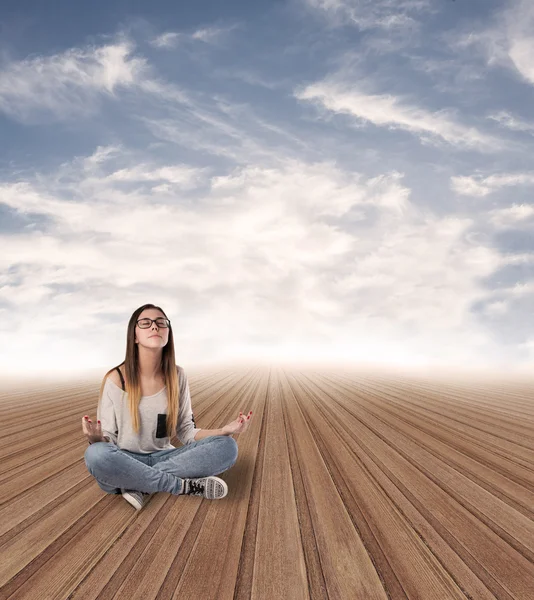 Jovem mulher meditando sozinha — Fotografia de Stock