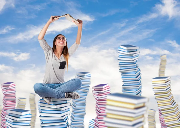 Jovem mulher leitura livro — Fotografia de Stock