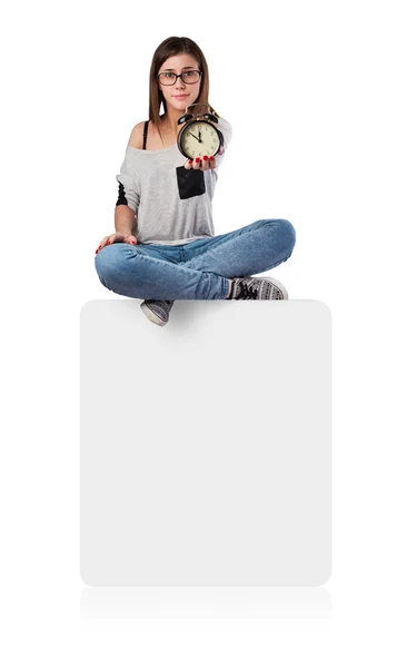 Молодая женщина держит будильник — стоковое фото