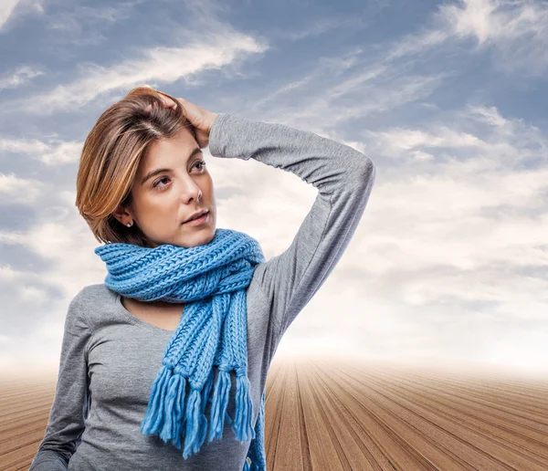 Jonge mooie vrouw dragen sjaal — Stockfoto