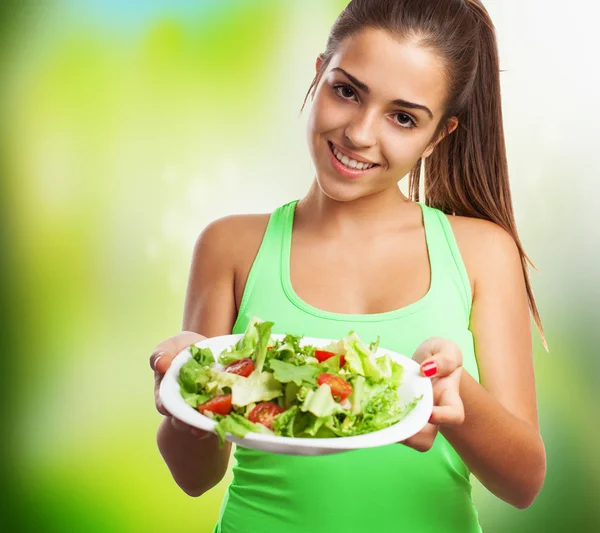 Gezonde meisje bedrijf salade — Stockfoto