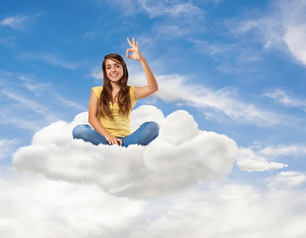 Jonge mooie vrouw zitten op wolk — Stockfoto