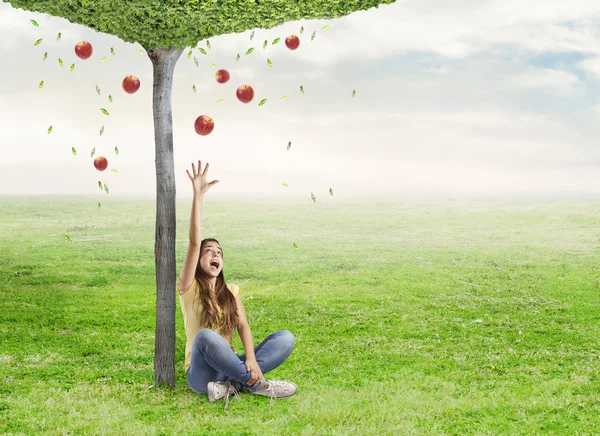 Mujer joven con manzana roja — Foto de Stock