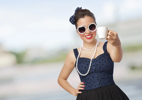 Menina pinup bonita com xícara de café — Fotografia de Stock