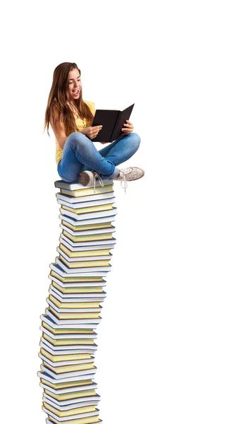 Jonge vrouw lezen boek — Stockfoto