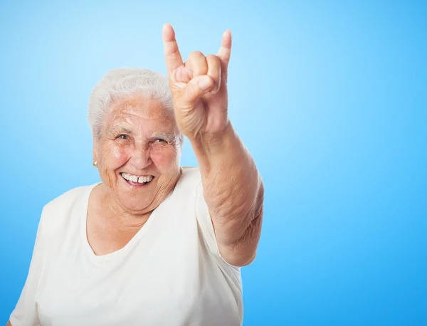 Velha mulher mostrando símbolo de rocha — Fotografia de Stock