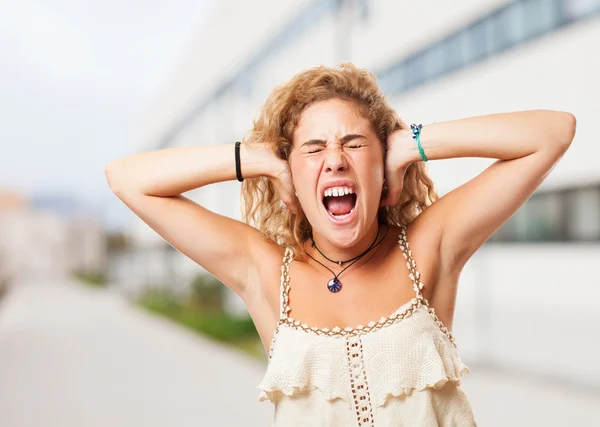 Jovem estressada cobrindo orelhas — Fotografia de Stock