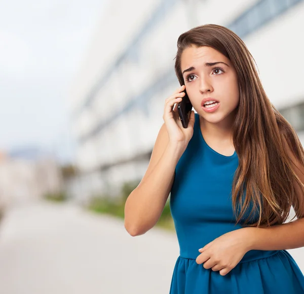 Pretty woman talking on mobile phone — Stock Photo, Image