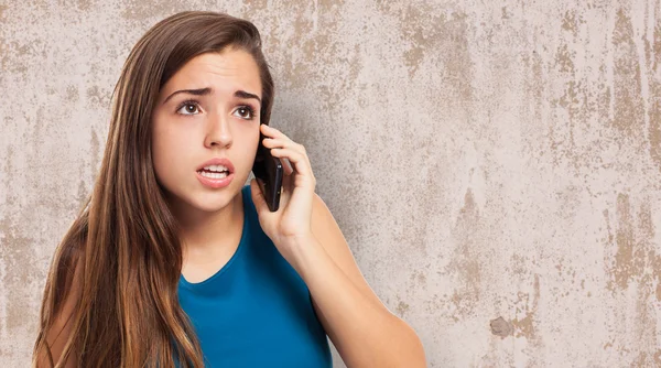 Vacker kvinna talar i mobiltelefon — Stockfoto