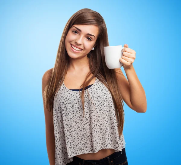 コーヒーカップを持っている若い女性 — ストック写真