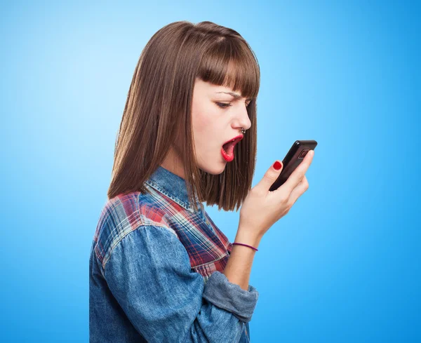 genç kızın cep telefonundan konuşuyor