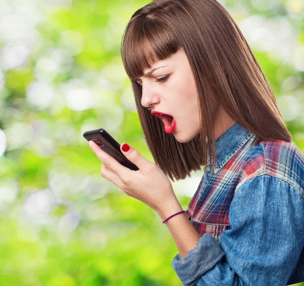 Mladá dívka mluví na mobilním telefonu — Stock fotografie