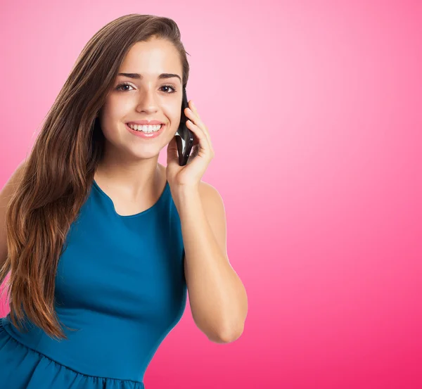 Ganska ung tjej prata på telefon — Stockfoto