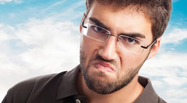 Uomo arrabbiato in occhiali — Foto Stock