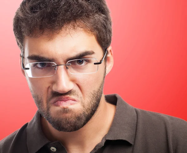 Hombre enojado en gafas — Foto de Stock