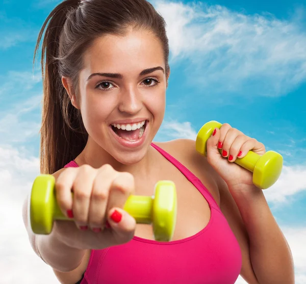 Pretty sporty girl holding weights — Stock Photo, Image