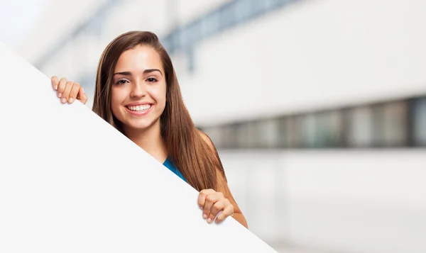 Menina bonita mostrando banner vazio — Fotografia de Stock