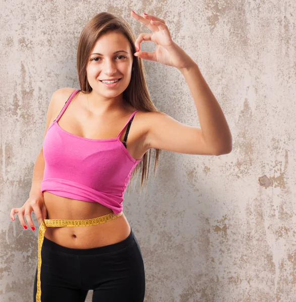 Sportieve jong meisje meten gewicht — Stockfoto