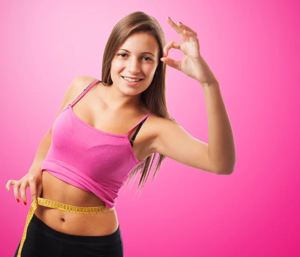 测量重量的运动年轻女孩 — 图库照片