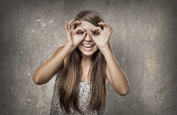 Jonge vrouw doen bril teken — Stockfoto