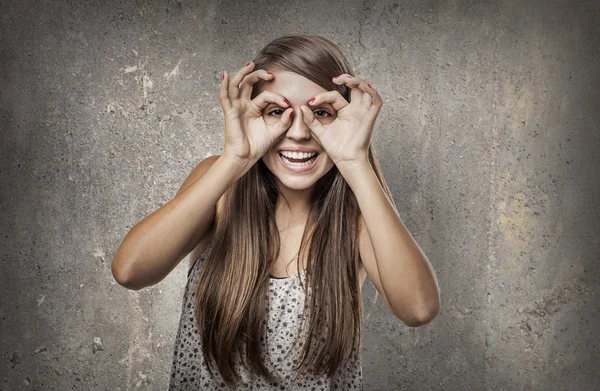 Jeune femme faisant des lunettes signe — Photo