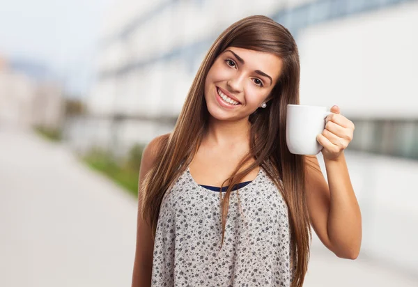 Jeune femme tenant tasse de café — Photo