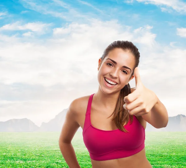 Menina desportiva fazendo gesto positivo — Fotografia de Stock