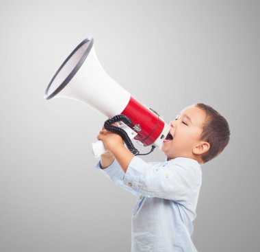 Küçük çocuk megafon ile bağırarak