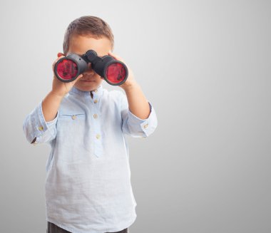 küçük çocuk dürbün ile seyir