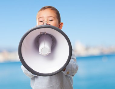 Küçük çocuk megafon ile kaplama