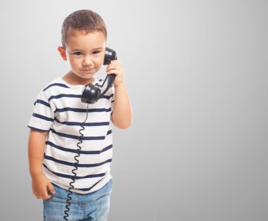 Küçük çocuk telefonla konuşuyor