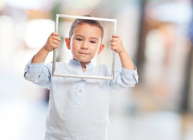 Küçük çocuk çerçeve arıyor