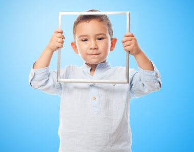 Küçük çocuk çerçeve arıyor