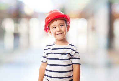 Küçük çocuk giyen mason kask