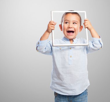 Küçük çocuk çerçeve arıyor