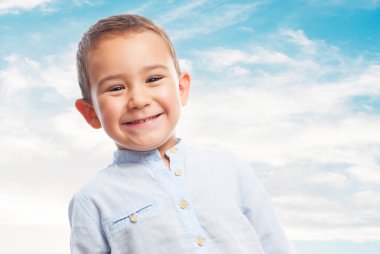 Jest gülümseyen küçük çocuk