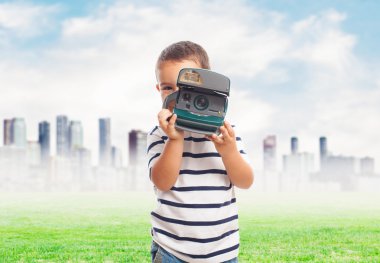 Küçük çocuk ile polaroid fotoğraf çekmek