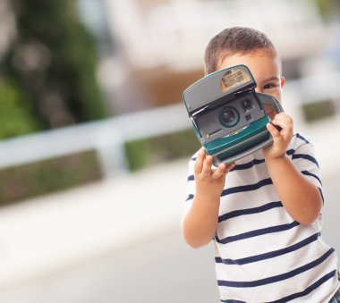 Küçük çocuk ile polaroid fotoğraf çekmek